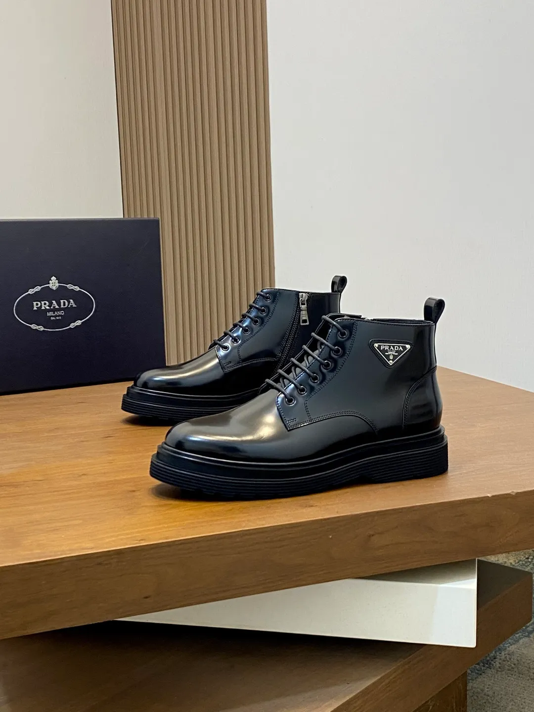 Men's men's shoes💰900 Prada/Prada Thick-soled formal wear shipped, same style at the counter, top-quality goods produced in Dongguan, those who know the goods should hurry up and start! New men's casual leather shoes, imported calfskin, shiny and translucent leather, uniform leather holes, fine texture, splicing and sewing technology, soft, comfortable and wrinkle-free, elegant Derby shoe shape, thickened and heavy-duty made, high-quality products that kill all currencies in the market, standard gold-label cowhide feet, calfskin lining, thickened rubber sole, durable and wear-resistant, ultra-light material, extremely comfortable for the upper foot, smooth surface, splicing lines, two styles to choose from, complete packaging! Size: 39-40-41-42-43-44 (45 customized) leather shoes
